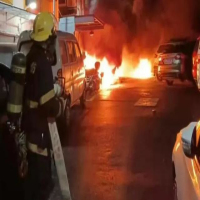 深圳一车棚深夜起火，40多辆电动车被烧成铁架，附近轿车也遭殃